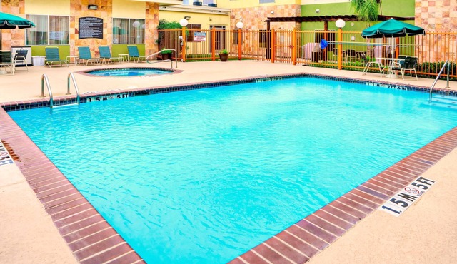 King Studio Near LRD | Shared Hot Tub + Daily Free Breakfast