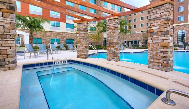 King Studio. Outdoor Pool & Hot Tub. Free Breakfast. Near U of Florida.