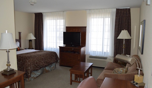 King Studio Suite w/Full Kitchen & Pool