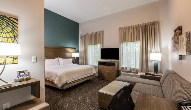King Studio w/Kitchen. Free Breakfast. Outdoor Pool.