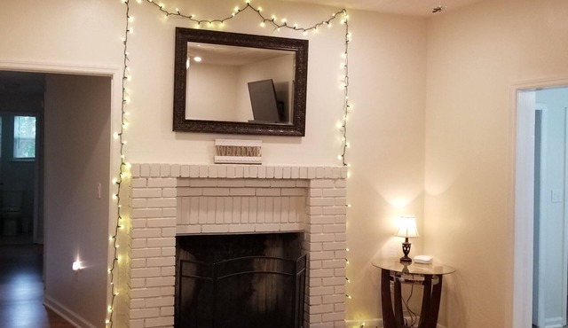 King Suite, 1 Gig Wi-Fi, 3 BEDROOM 3 BATH, Game Room, Office, 1 mile to FSU/FAMU