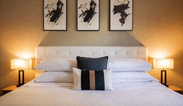 King Suite - 10 min to Ft Moore