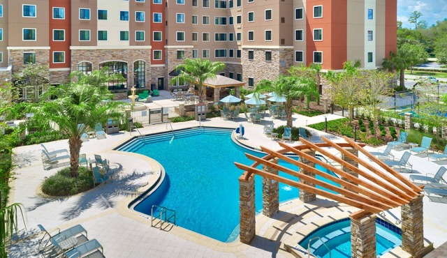 King Suite 10 Minutes from U of Florida. Free Breakfast. Outdoor Pool & Hot Tub.