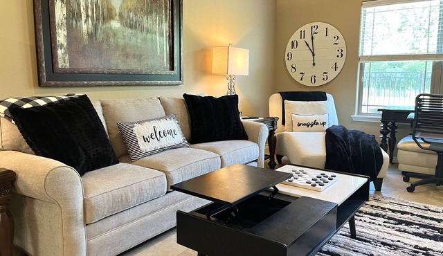 KING SUITE. 2BR/2Bath. Sleeps 6