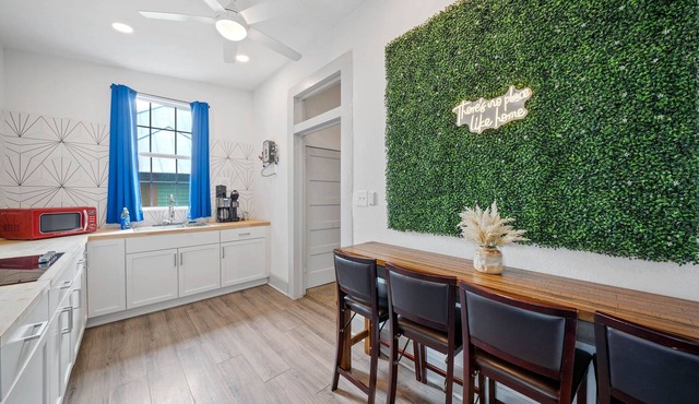 King Suite 30+ Day Stay l Near Downtown & Airport