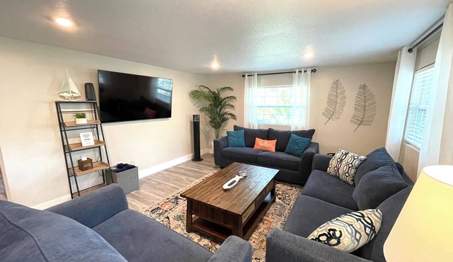 ☆ King Suite, Arcade Games, Outdoor Space, Close to Downtown!