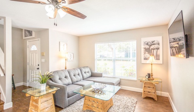 King suite Charming 2 Story Home w/FREE parking