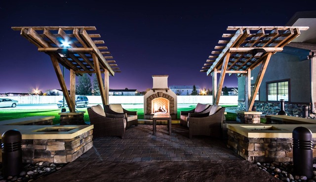 King Suite Close to University of North Dakota. Free Breakfast. Indoor Pool & Hot Tub.
