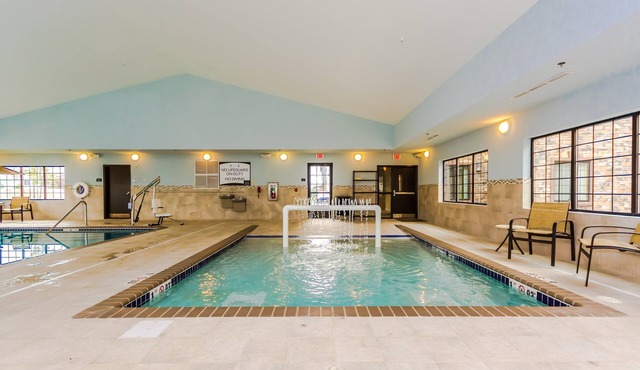 King Suite Close to University of North Dakota. Free Breakfast. Indoor Pool & Hot Tub.