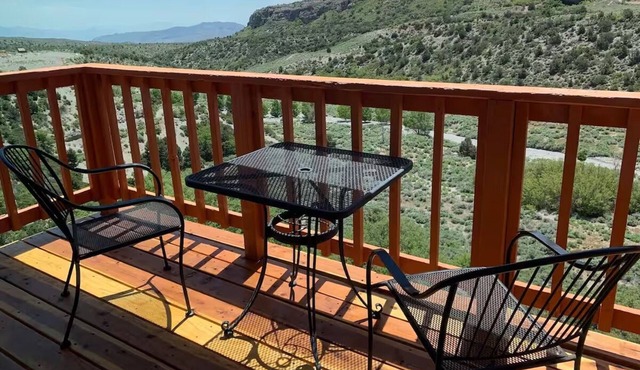 King Suite Comfort w/Free Parking & Year-Round Entertainment in the Pines!