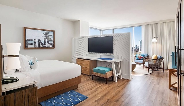 King Suite Downtown Nashville! w/Rooftop Pool & Pet Friendly