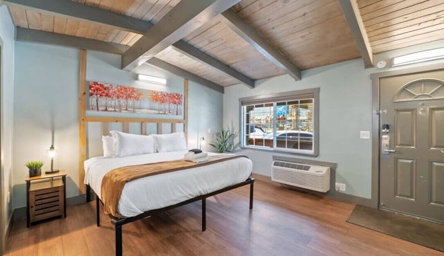 King Suite Escape! Steps from Stateline at Blue Jay Lodge