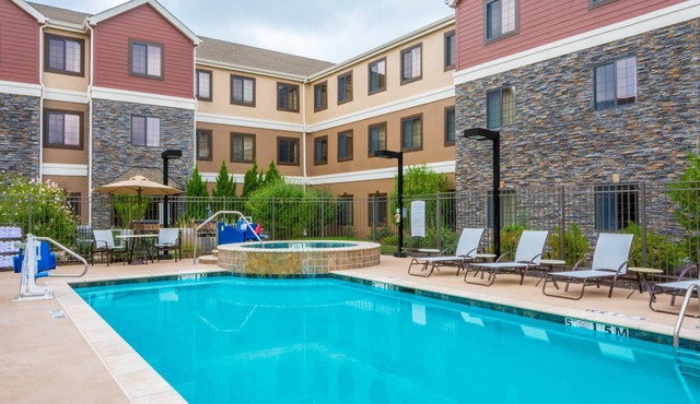 King Suite. Free Breakfast. Outdoor Pool & Hot Tub