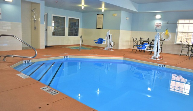 King Suite | Free Breakfast Buffet! Pool + Hot Tub Access