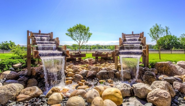 King Suite. Free Breakfast. Indoor Pool & Hot Tub. Walk to the Missouri River.