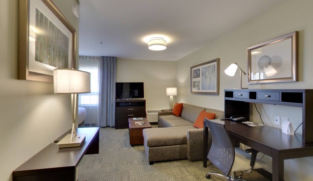 King Suite. Free Breakfast. Pool with a Slide. Near Olbrich Botanical Gardens!