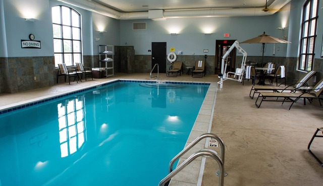 King Suite. Free Breakfast. Pool. Near University of Kentucky.