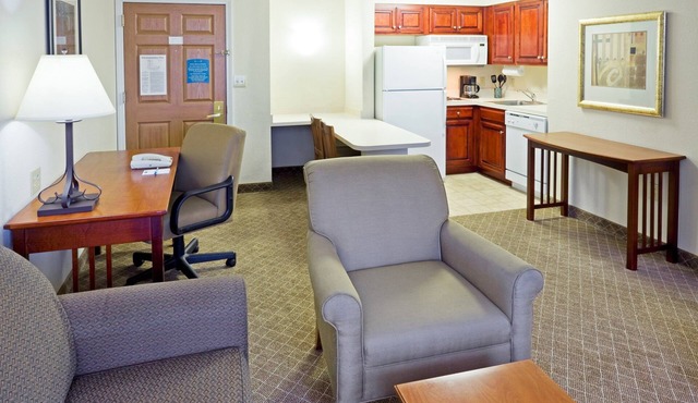 King Suite. Free Breakfast Buffet. Pool. Only 20 Minutes from Princeton.
