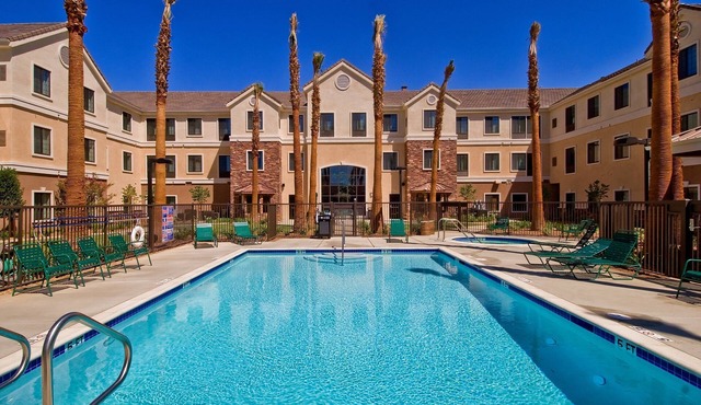 King Suite. Free Breakfast. Outdoor Pool & Hot Tub. Near Edwards Air Force Base!