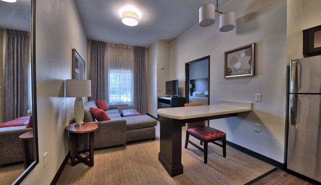 King Suite. Free Breakfast Buffet. Close to Texas Tech University!