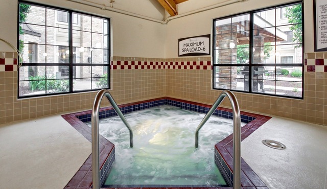 King Suite. Free Breakfast. Pool. Near UW-Madison!