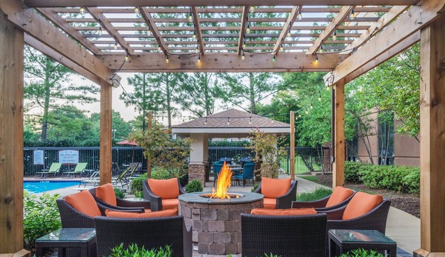 King Suite. Free Breakfast. Outdoor Pool. Gym. Relaxing Retreat!