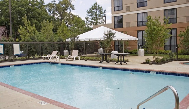 King Suite. Free Breakfast. Outdoor Pool. Gym. Relaxing Retreat!