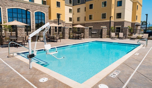 King Suite. Free Breakfast. Pool. Shared BBQ. Great for Business Travelers!