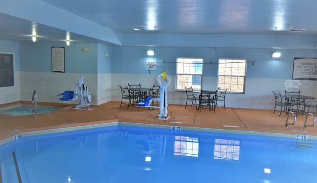 King Suite | Free Daily Breakfast, Pool + Hot Tub Access