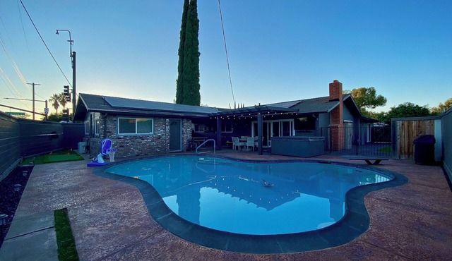 King Suite House guest house, heated pool, spa, pool table, ping pong