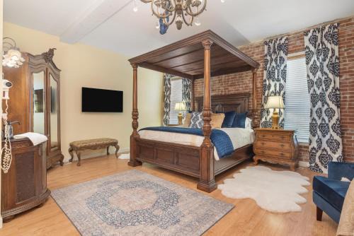 King suite-Huge tub-Fireplace-The Royal Crown