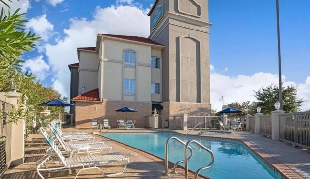 King Suite Ideal for Family Getaway w/Pool Access | Close to Vibrant Chinatown