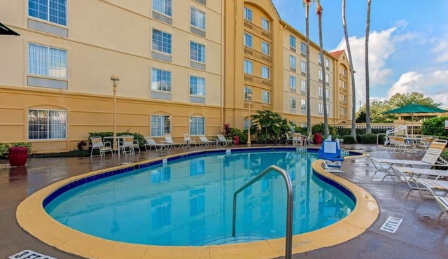King Suite | La Quinta Orlando | Free Breakfast & Shuttle to Airport | Pool