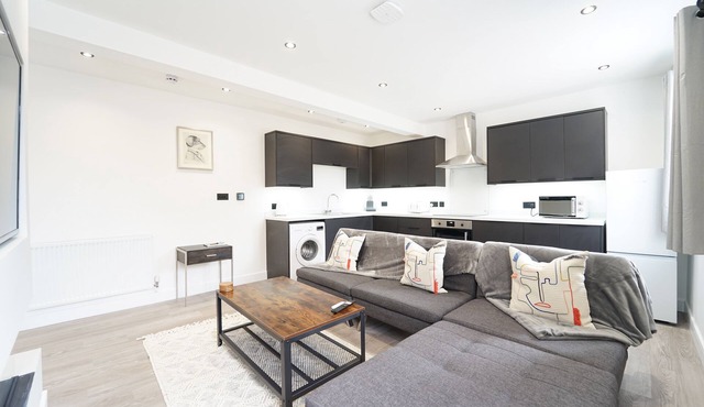 King suite modern flat next to the Beach