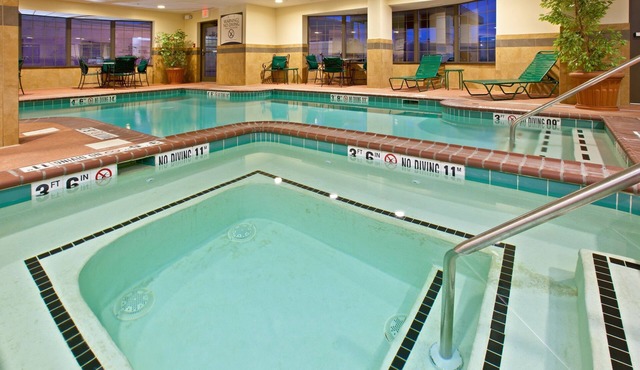 King Suite Near Airport | Pool + 24h Gym
