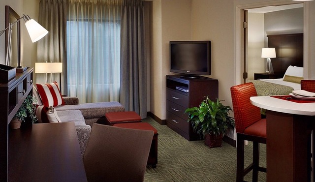 King Suite Near Downtown Toledo | Great for Business Travelers! 24h Business Center + Free Breakfast!