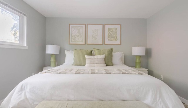 King Suite Near Lincoln Park