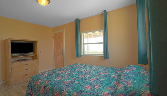 King Suite Near North Beach – Pet Friendly & Parking Spot