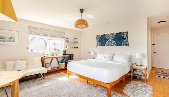 King Suite Private Entry | Walk to Shops & Dining