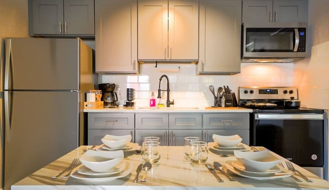 King Suite, Quiet Relaxing Stay 15 mins to Ft Moore