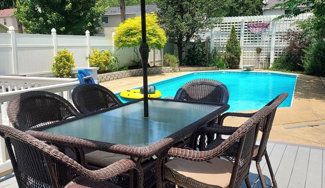 King Suite Retreat cottage with seasonal Hot Tub & inground Pool Smithfield Va