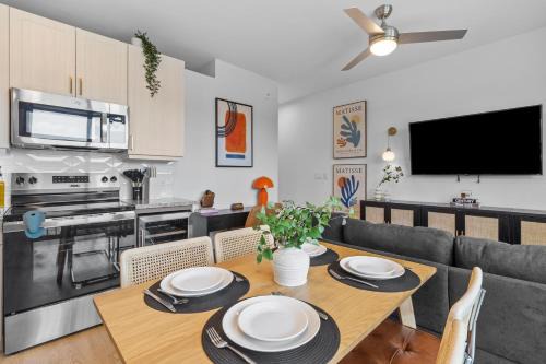 King Suite Retreat, Gym and Rooftop Access New