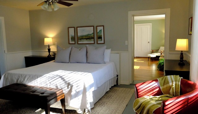 King Suite Sanctuary: Historic Main Street Charm in Downtown Palmyra