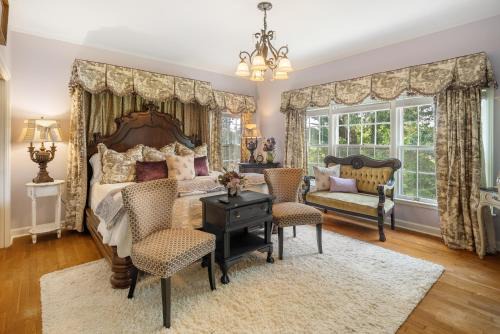 King suite-Sitting area-Backyard views-The Blooming Garden