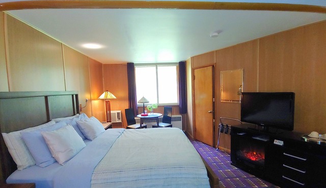 King Suite - Soaking Tub and Fireplace