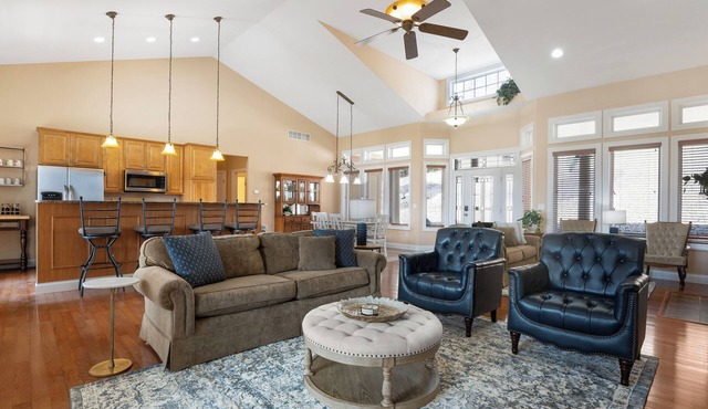 King Suite! Stay & Play Rates! Overlooking 9th fairway at Osage National!