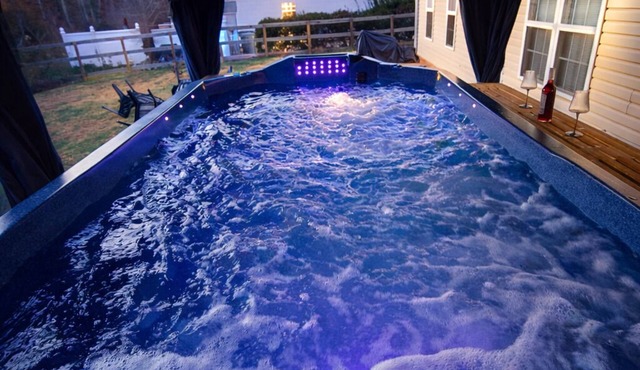 King Suite+ Swim Hot Tub + Fire Pit+ Families & Couples LNM ST Park+CLT Airport
