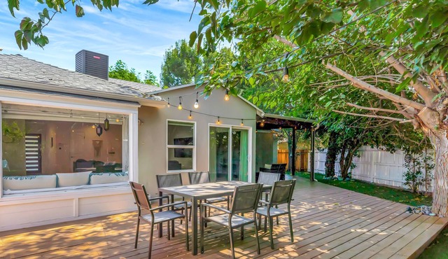 King-Suite w/Beautiful Backyard W/ Built in Bar and Barbecue Area in great area
