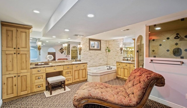 King suite w/hot tub, fire pit, & luxe bathroom