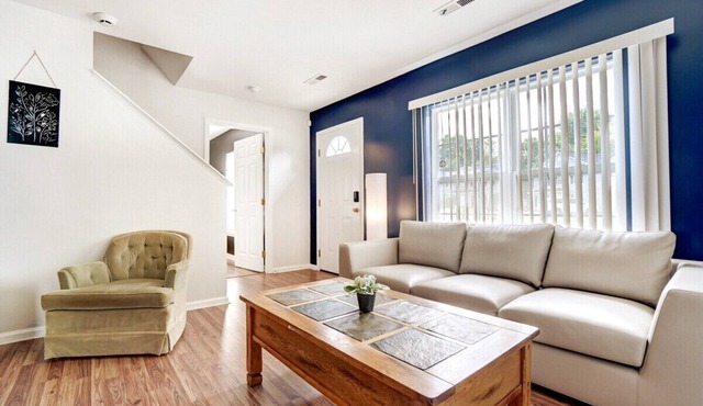 King Suite w/HotTub Close 2 Uptown New Renovated